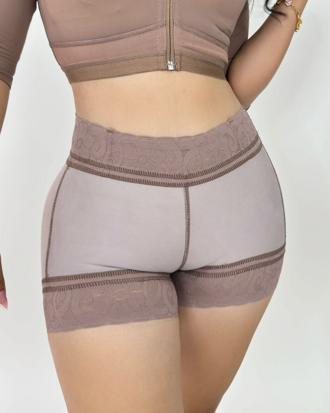 Pantalones cortos moldeadores sin costuras que realzan los glúteos