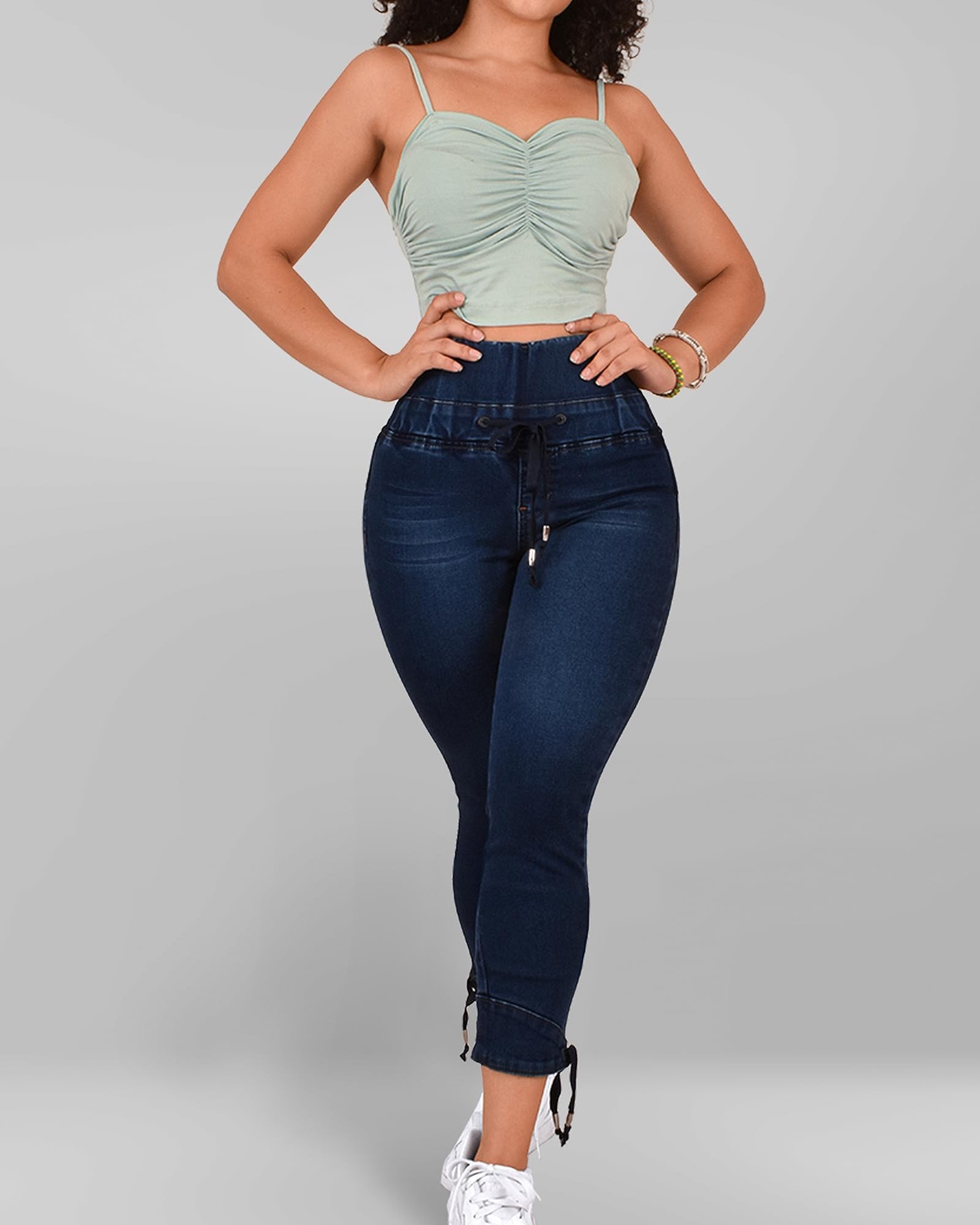 High Waist Röhrenjeans mit Po-Lifting
